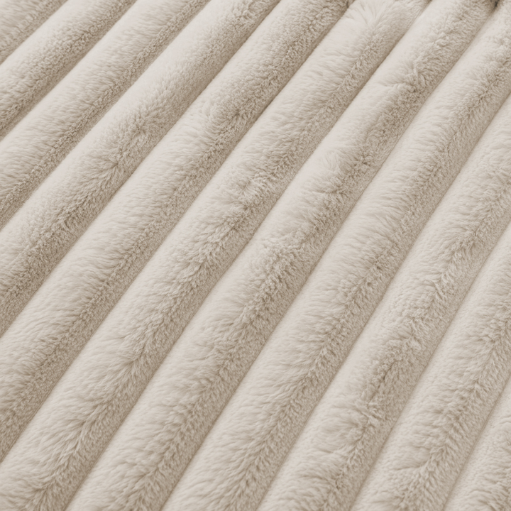 Tissu fourrure côtelée beige au relief vertical, gros plan de la housse