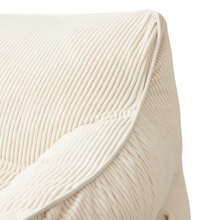 Détail du pouf fauteuil enfant en velours côtelé blanc cassé, couture et surpiqûres