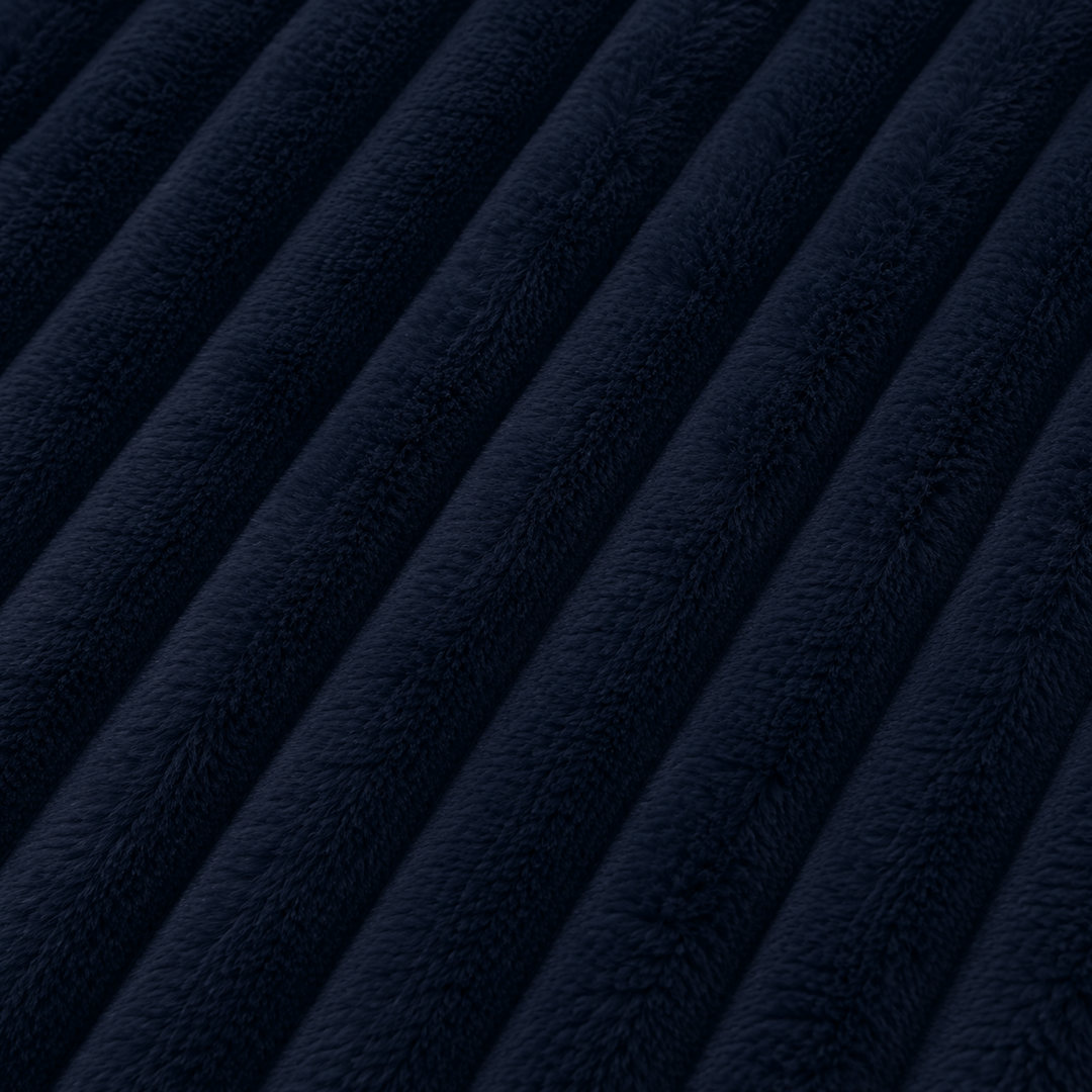 Détail fourrure côtelée bleu, relief en bandes et texture moelleuse