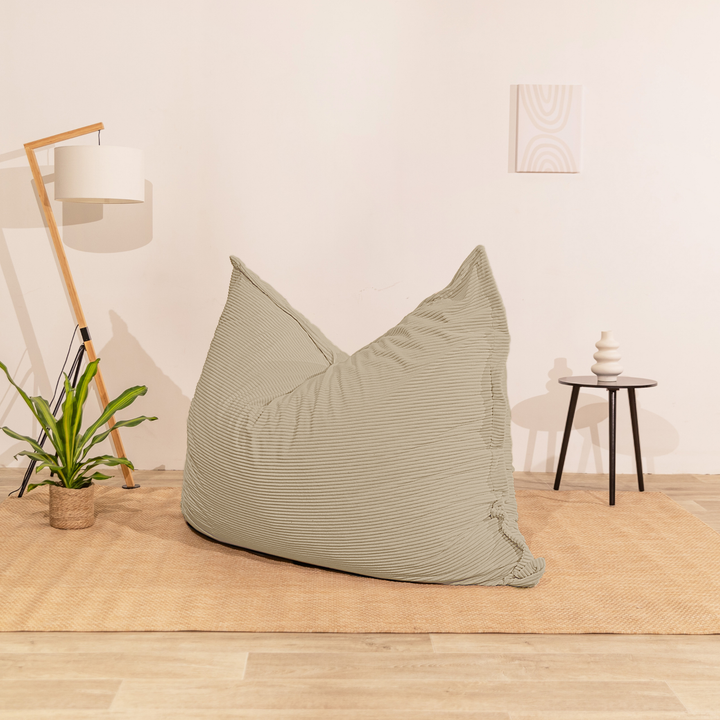 Pouf 140x180 cm en velours côtelé beige, posé au sol dans un décor d&