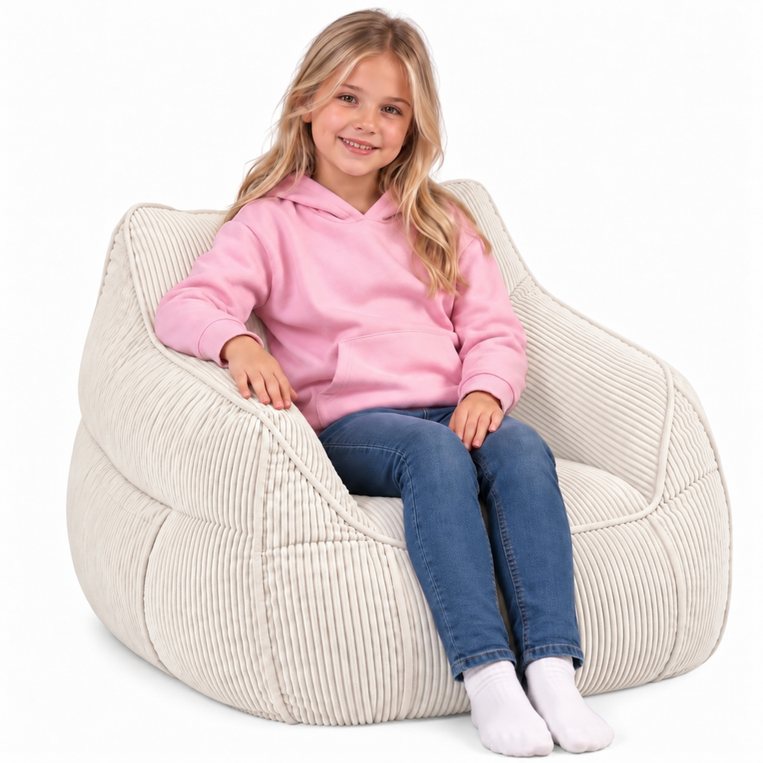 Personne assise sur un pouf fauteuil enfant en velours côtelé blanc cassé
