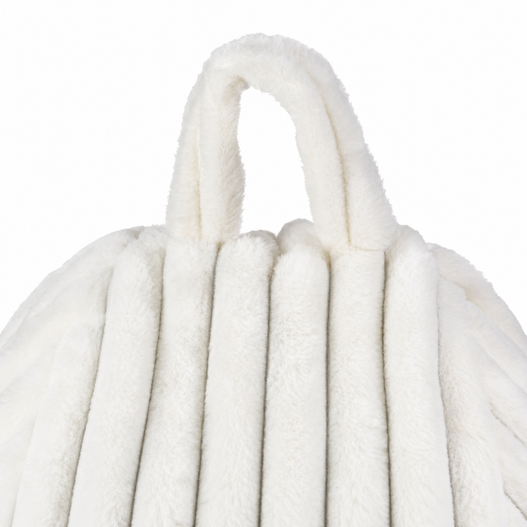 Pouf poire en fourrure côtelée, poignée rembourrée visible sur le dessus.