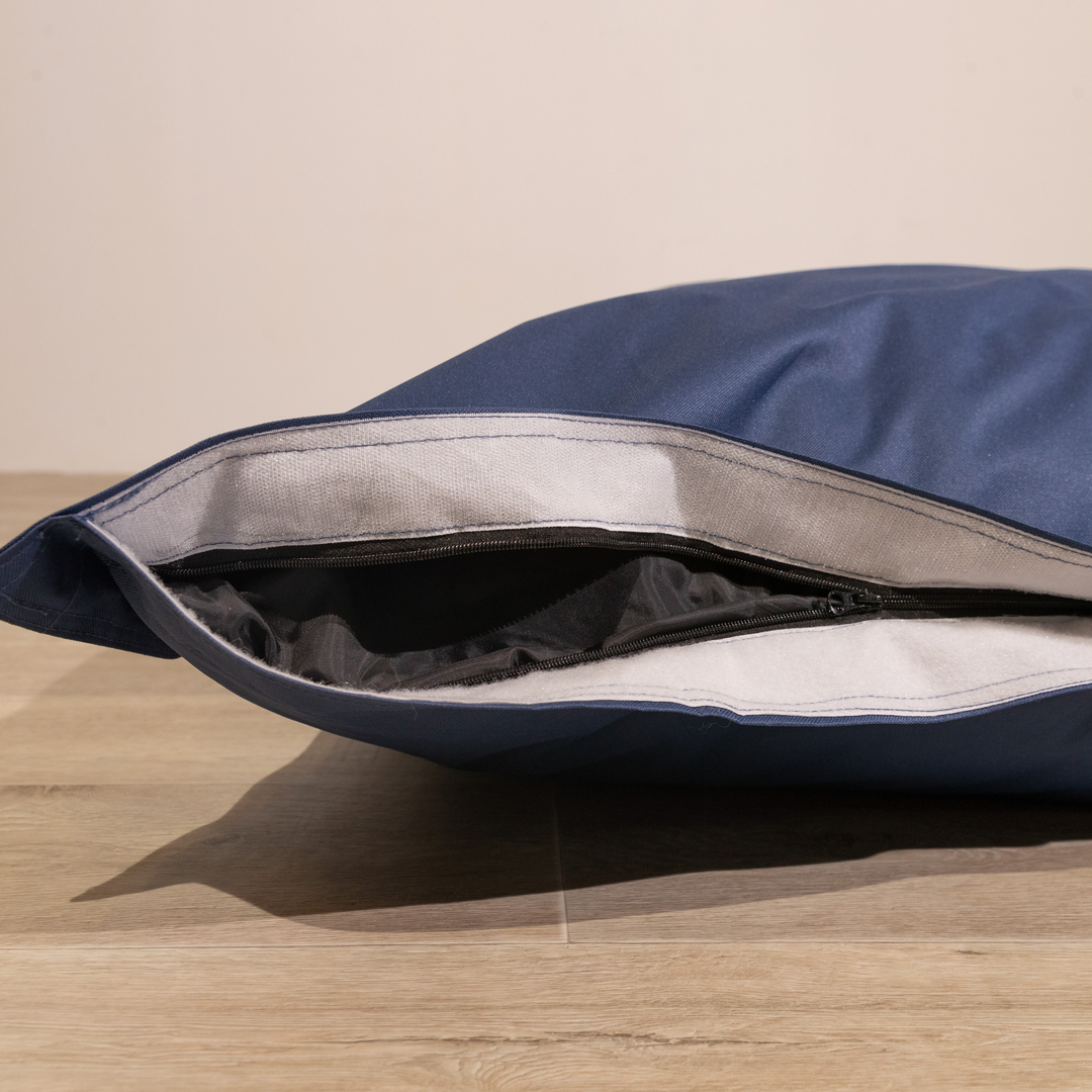Détail de la housse amovible du pouf extérieur déhoussable 140x180 cm avec fermeture éclair.