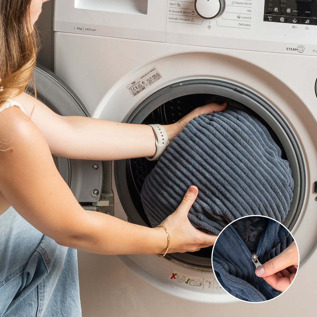 Housse en velours côtelé du pouf poire déhoussable insérée dans une machine à laver
