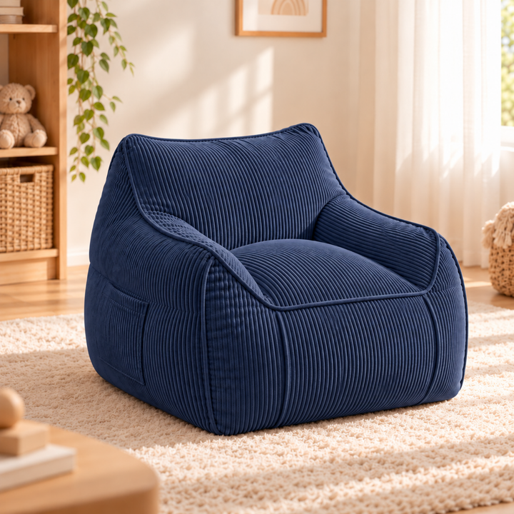 Pouf fauteuil enfant en velours côtelé bleu, dans une chambre