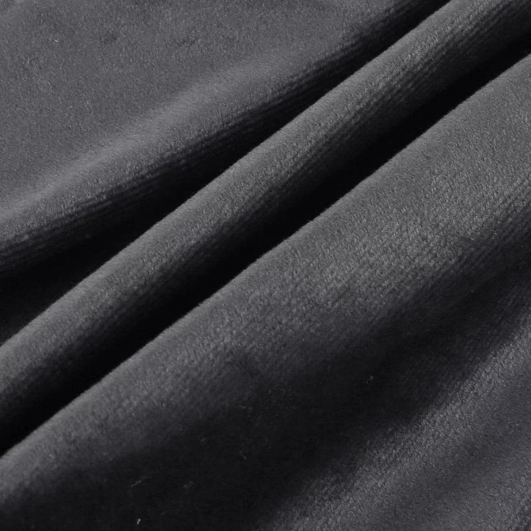 Tissu velours gris, texture visible en gros plan pour le coussin de lecture.