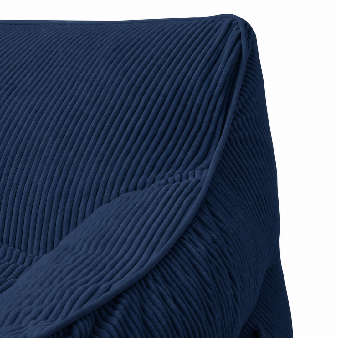 Détail du pouf fauteuil enfant en velours côtelé bleu foncé, couture et surpiqûres