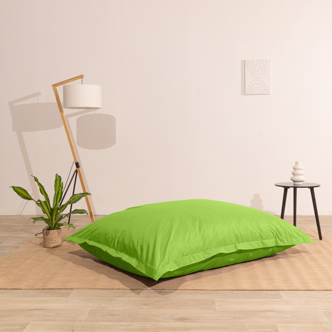 Pouf extérieur 140x180 cm installé dans un intérieur, utilisé comme assise au sol.