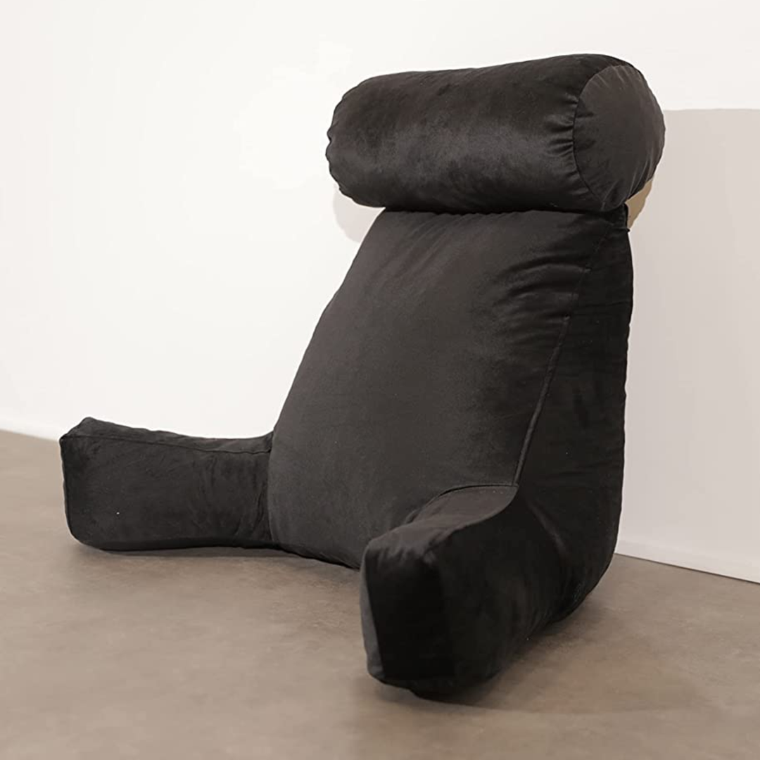Coussin de lecture en velours brun foncé, vue trois-quarts au sol, accoudoir large.