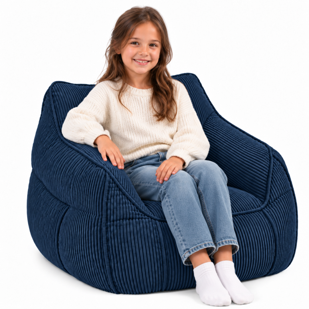 Personne assise sur le pouf fauteuil enfant en velours côtelé bleu, assise profonde et forme arrondie