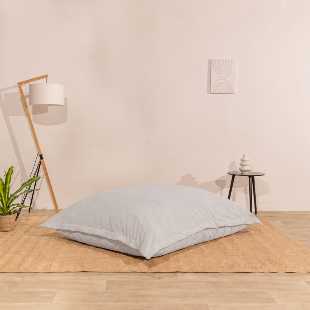 Pouf 140x180 cm en velours côtelé, assise moelleuse, posé à plat au sol dans un décor d&