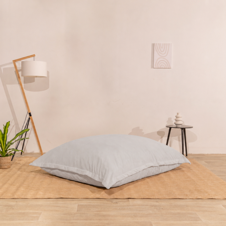 Pouf 140x180 cm en velours côtelé, assise moelleuse, posé à plat au sol dans un décor d&