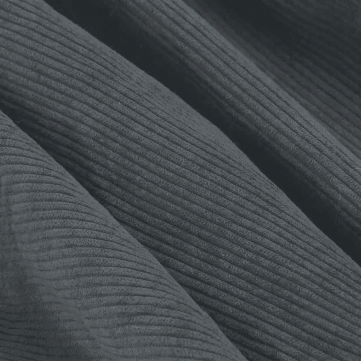 Gros plan du velours côtelé gris foncé avec texture nervurée régulière.