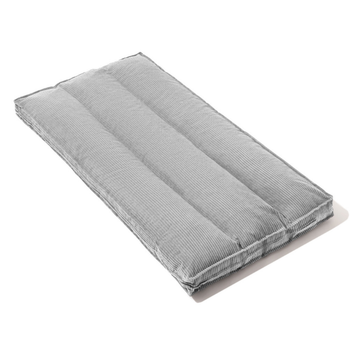 Futon déhoussable gris clair, coutures visibles