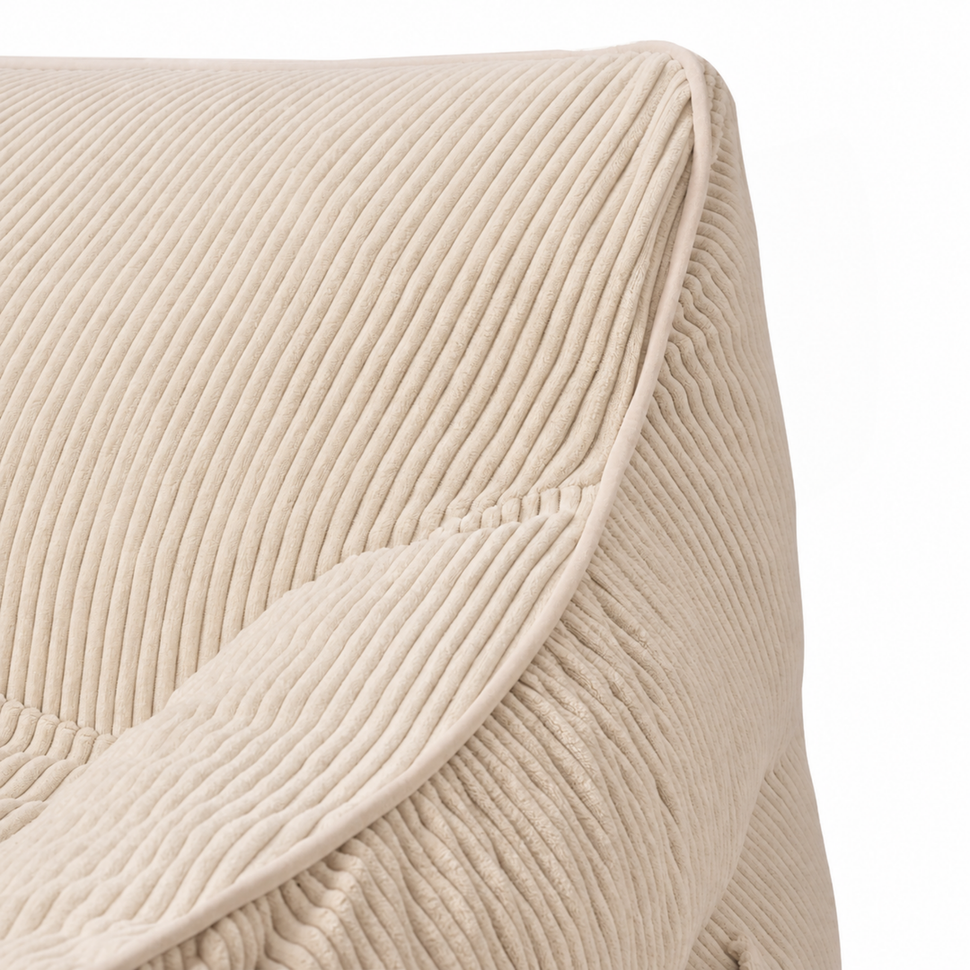 Fauteuil-pouf enfant en velours côtelé beige, gros plan sur la texture côtelée