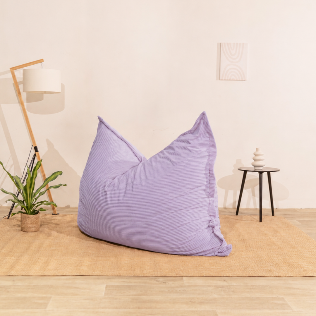 Pouf 140x180 cm en velours côtelé violet, posé au sol dans un décor d&