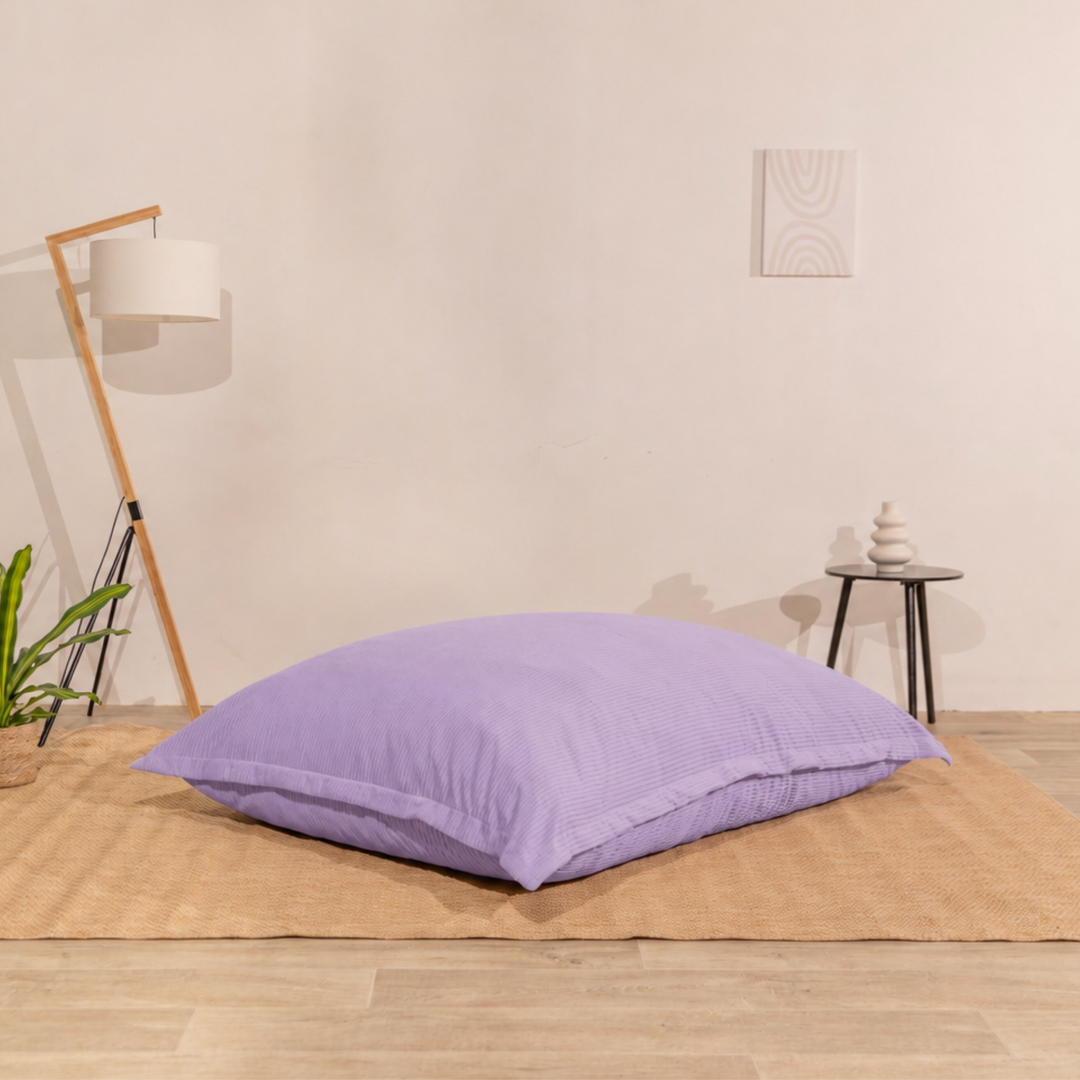 Pouf 140x180 cm en velours côtelé, assise moelleuse, posé à plat au sol dans un décor d&