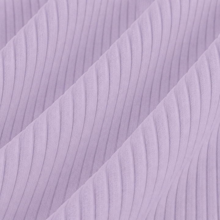 Détail tissu : velours côtelé violet avec reliefs en lignes, surface douce et épaisse.