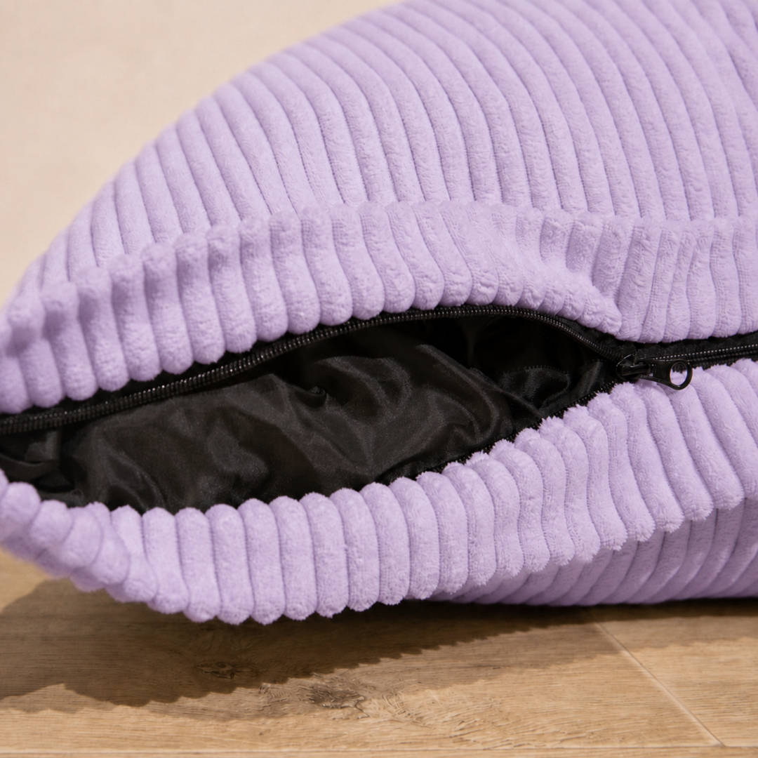 Ouverture de housse avec fermeture éclair sur velours côtelé violet.