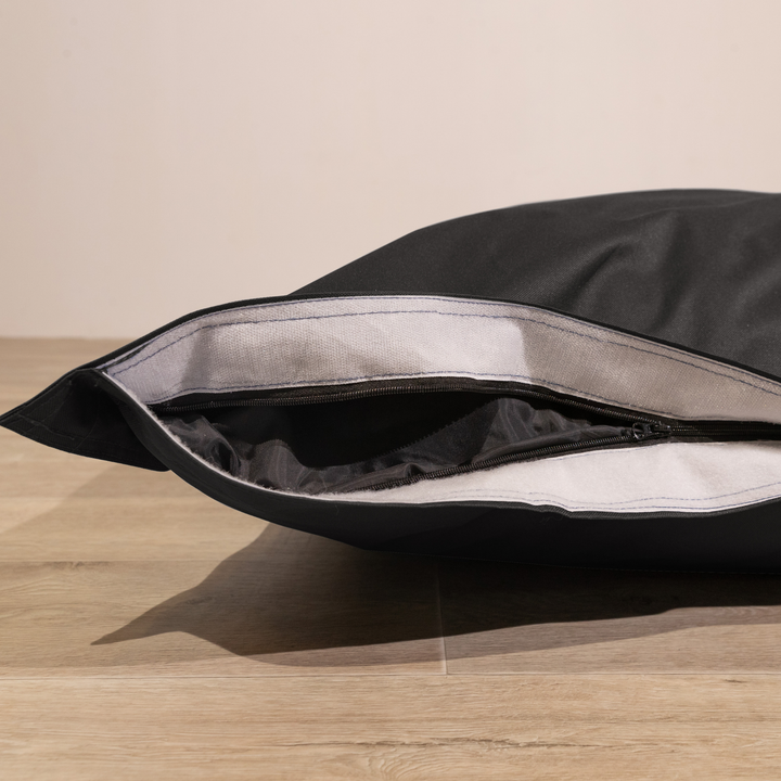 Détail de la housse amovible du pouf extérieur déhoussable 140x180 cm avec fermeture éclair.