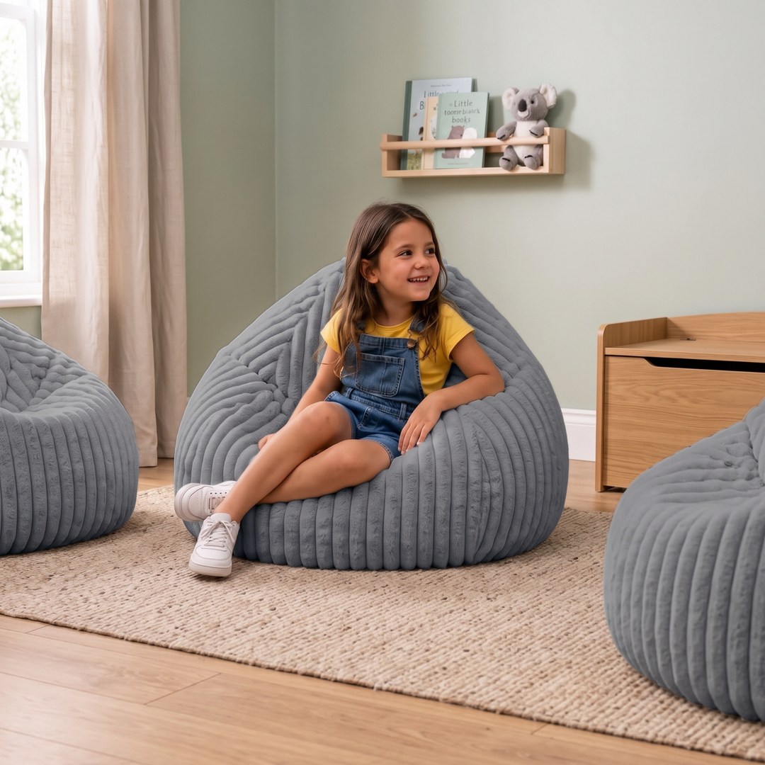 Personne assise confortablement dans un pouf poire en fourrure côtelée