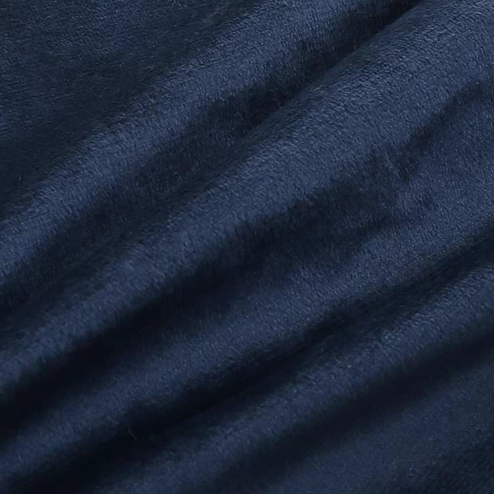 Détail du velours bleu nuit, texture froissée et toucher doux