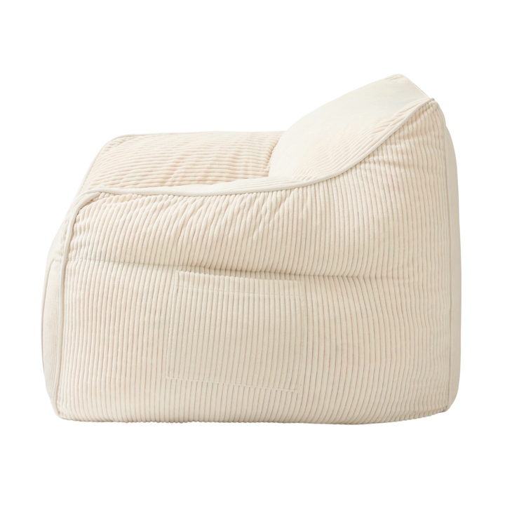 Pouf fauteuil enfant en velours côtelé blanc cassé, vue de profil avec accoudoir
